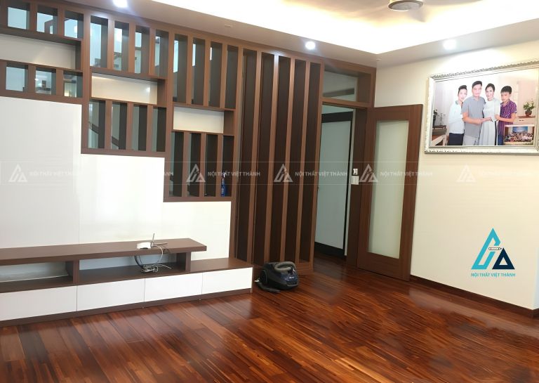 Vách ngăn cầu thang giật cấp tích hợp cửa thông phòng 1