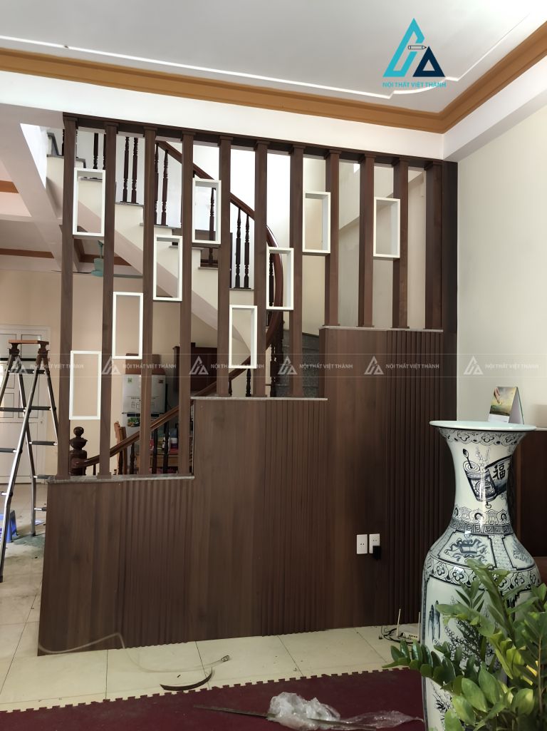 Vách ngăn trang trí cầu thang tam cấp kết hợp lam gỗ hiện đại