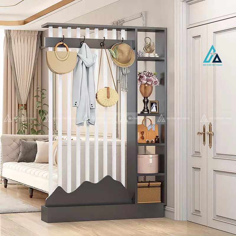 Vách ngăn phòng khách có móc treo đồ và hệ kệ đứng đa năng