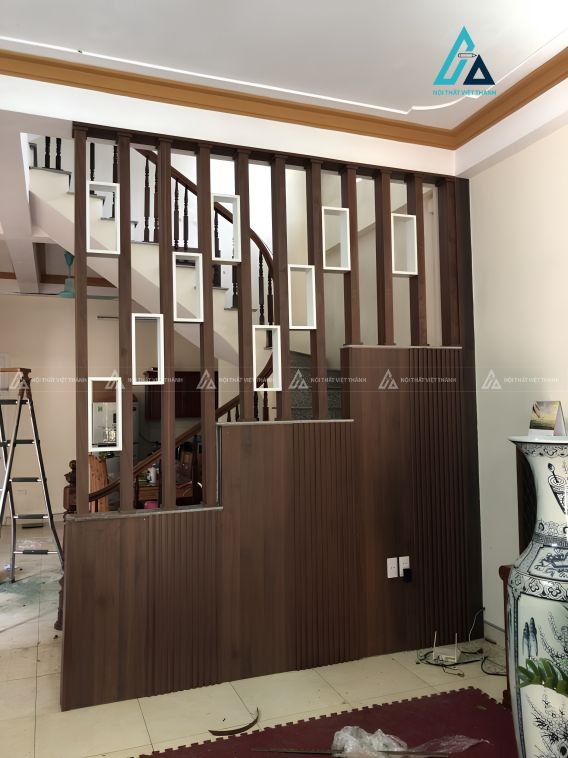 Vách ngăn trang trí cầu thang tam cấp kết hợp lam gỗ hiện đại 2