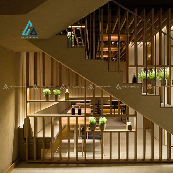 Vách ngăn trang trí gầm cầu thang kết hợp kệ để đồ thông minh