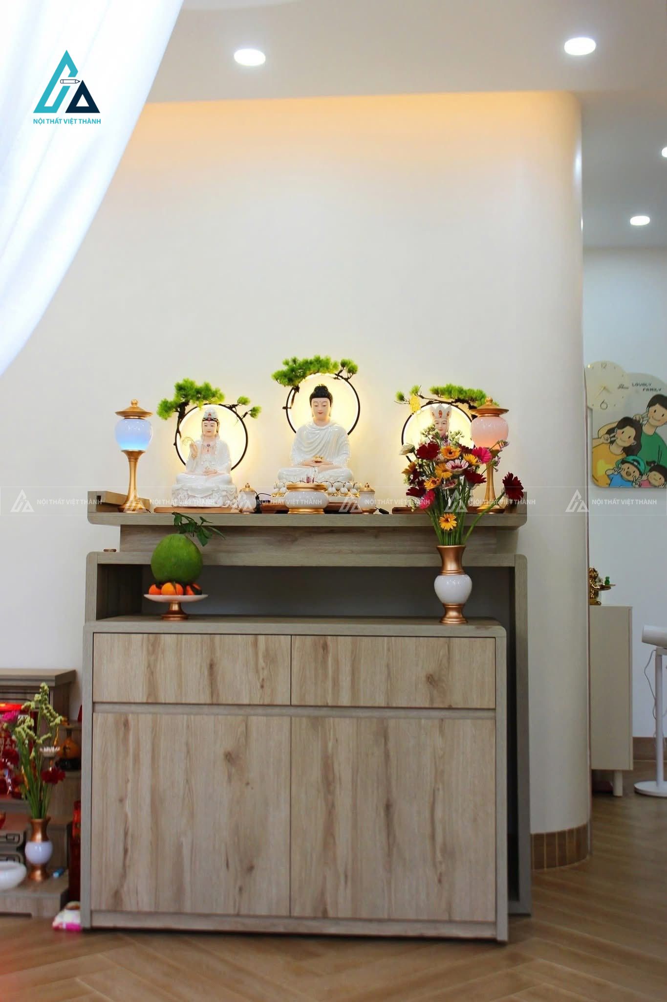 Mẫu thi công nội thất phòng thờ gỗ nâu be có bàn lưu trữ