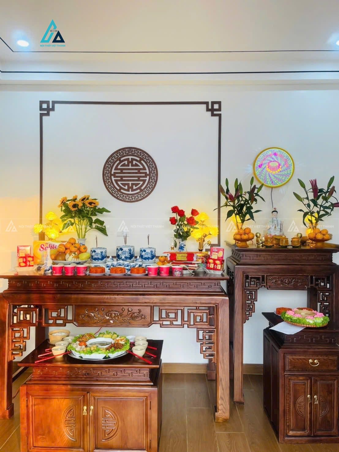 Mẫu thi công nội thất phòng thờ gỗ nâu hoạ tiết tinh tế