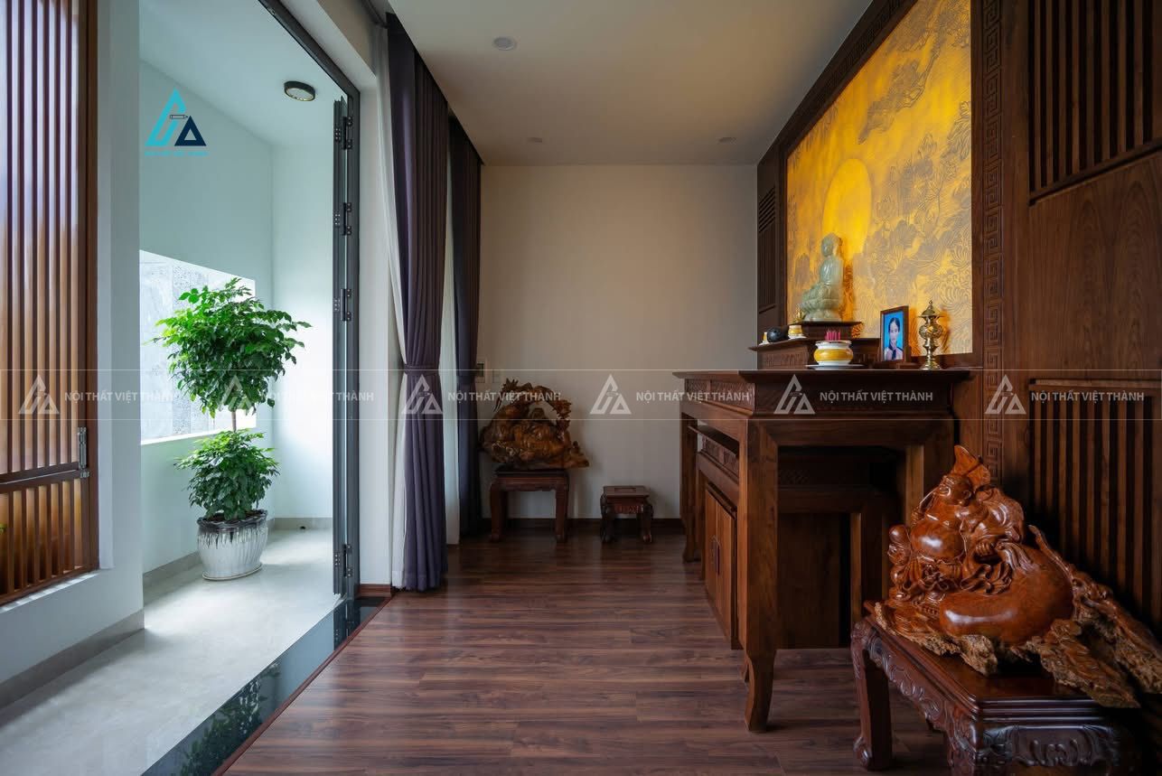 Mẫu thi công nội thất phòng thờ gỗ nâu có vách sau phối đèn led
