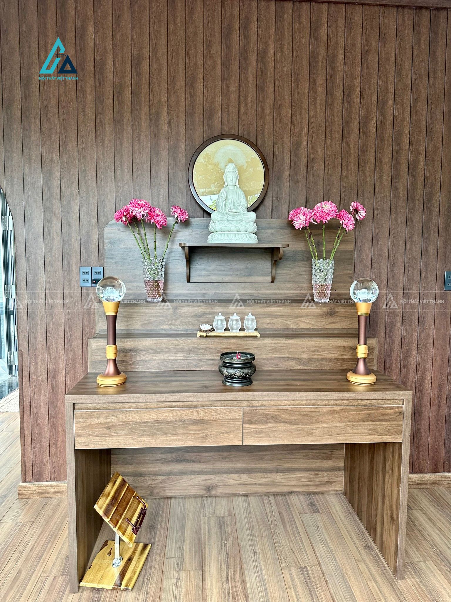 Mẫu thi công nội thất phòng thờ gỗ xám mộc mạc, trang nghiêm