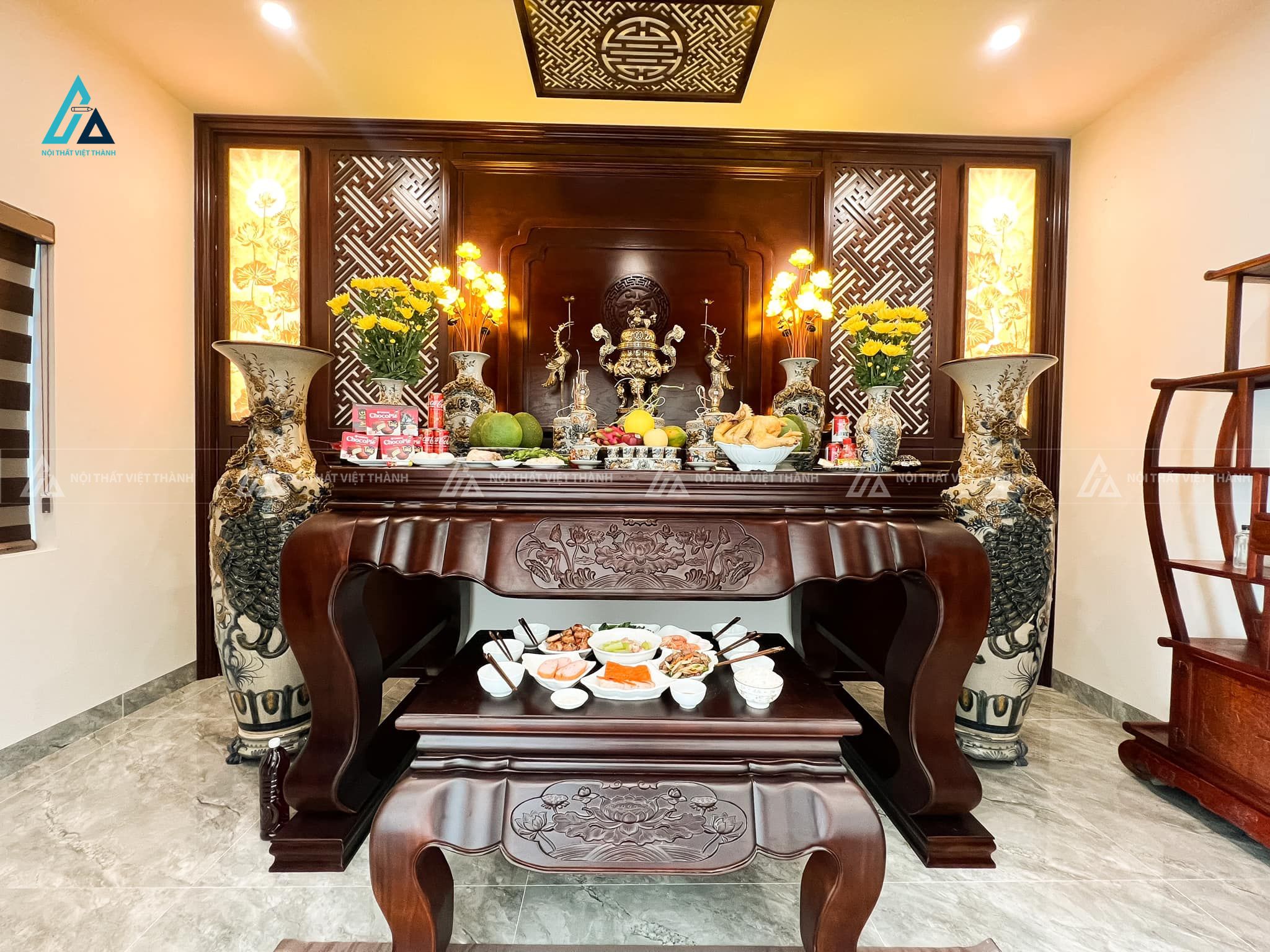 Mẫu thi công nội thất phòng thờ gỗ nâu hoạ tiết hoa sen uốn mềm mại