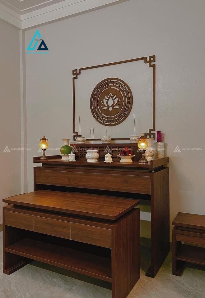 Mẫu thi công nội thất phòng thờ gỗ nâu trầm có vách hoa sen