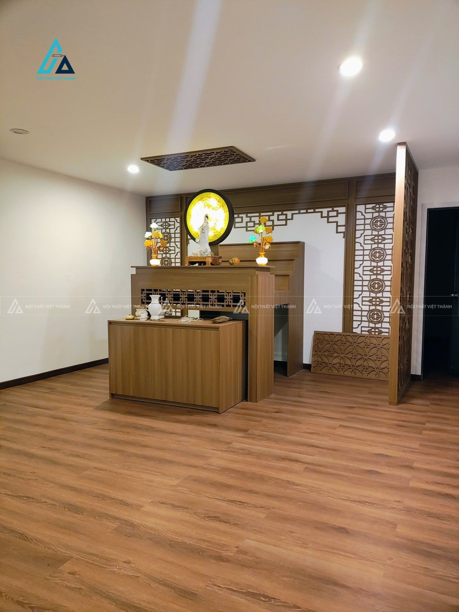 Mẫu thi công nội thất phòng thờ gỗ nâu vàng có vách tường hoa văn