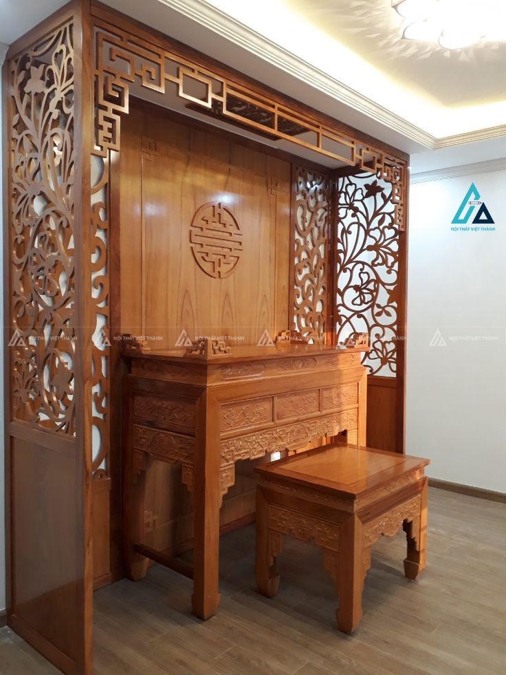 Mẫu thi công nội thất phòng thờ gỗ nâu có vách hoa văn