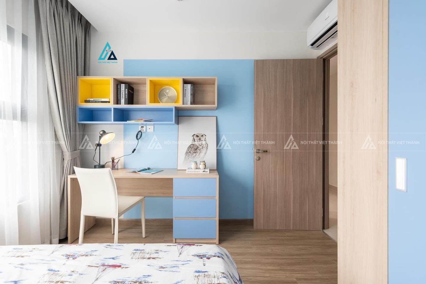 Mẫu thiết kế bàn học sinh gỗ công nghiệp trắng nâu kèm kệ sách