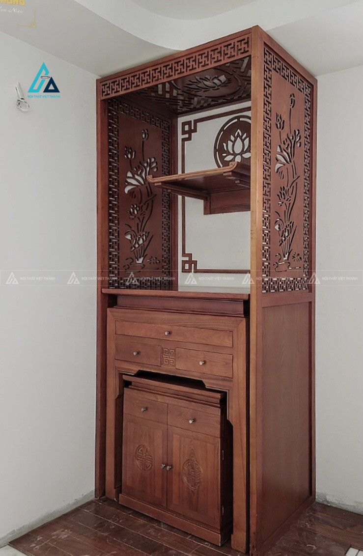 Mẫu thiết kế bàn thờ đứng gỗ nâu 3 tầng với vách che hoa sen