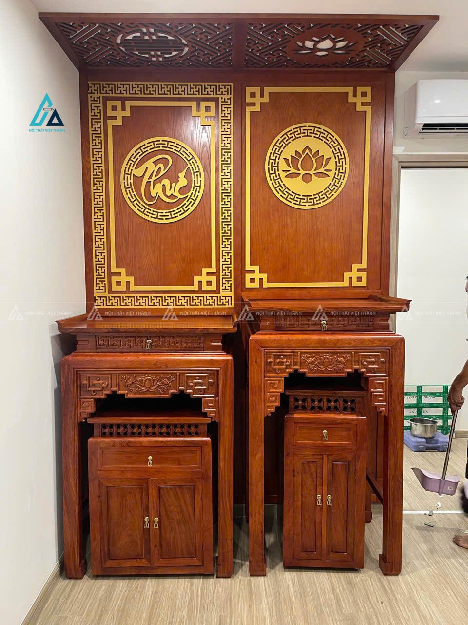 Mẫu thiết kế bàn đứng đôi gỗ nâu đỏ có vách sau