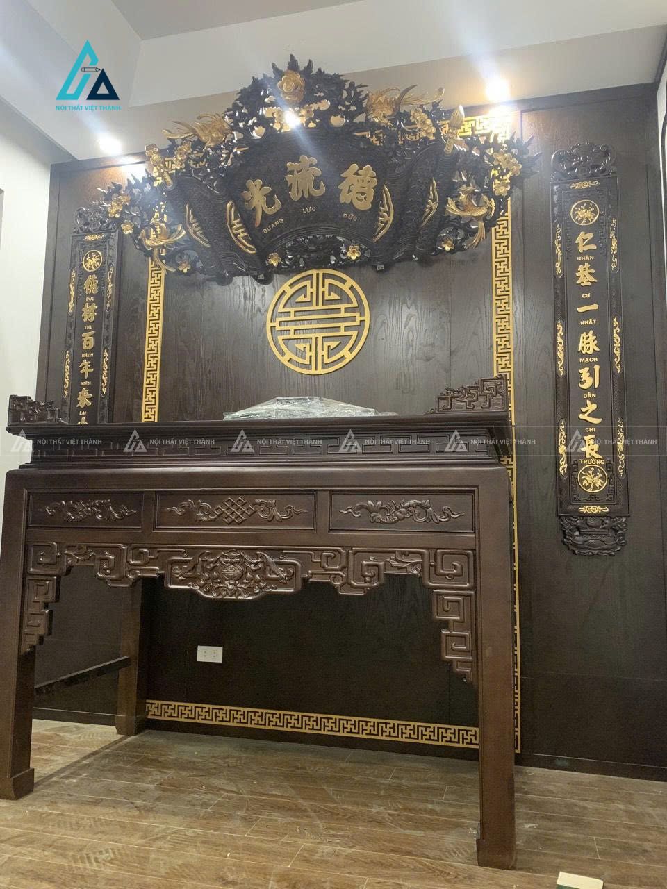 Mẫu thiết kế bàn thờ đứng gỗ xám đen chạm trổ tinh tế