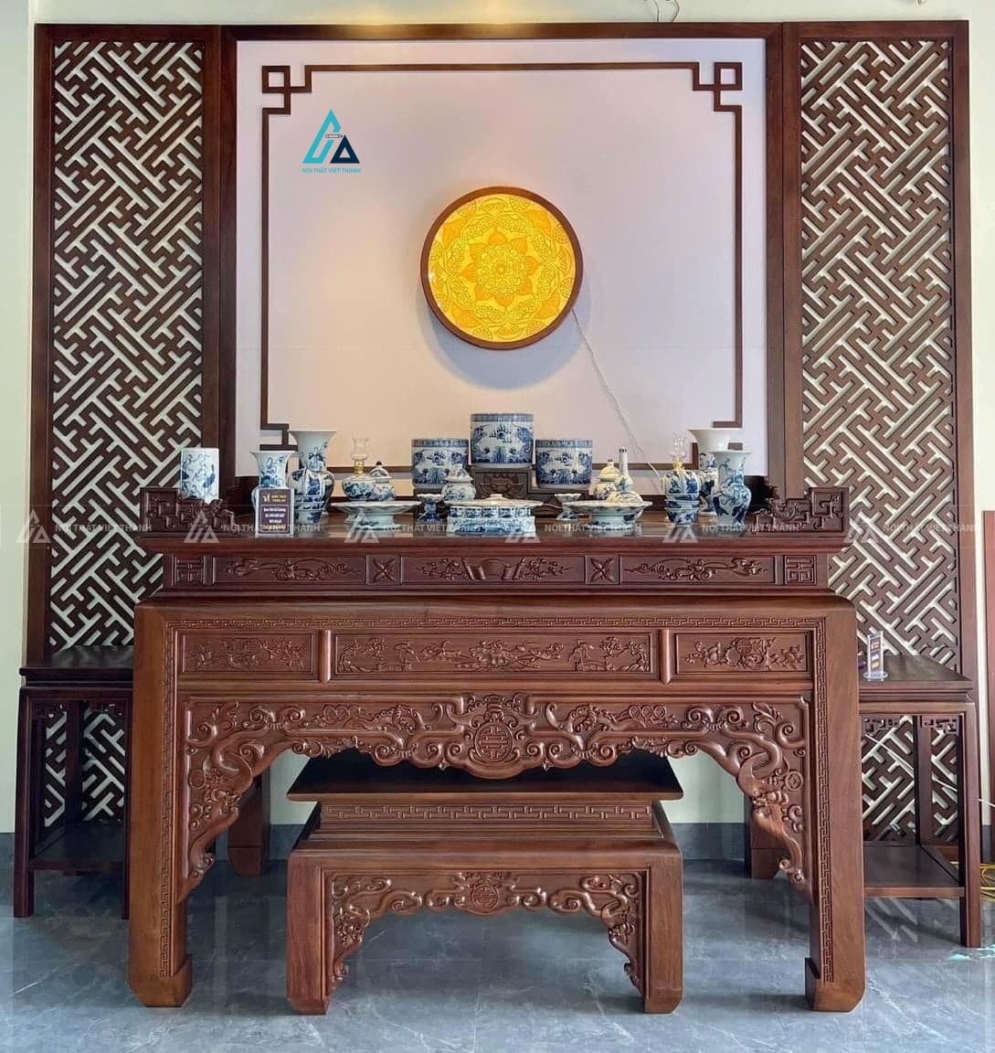 Mẫu thiết kế bàn thờ đứng gỗ nâu có vách CNC