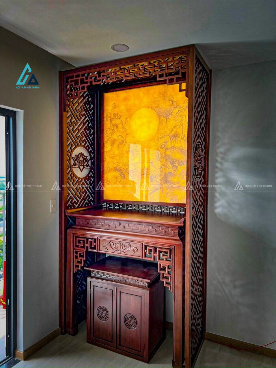 Mẫu thiết kế bàn thờ đứng gỗ nâu có vách che và đèn led