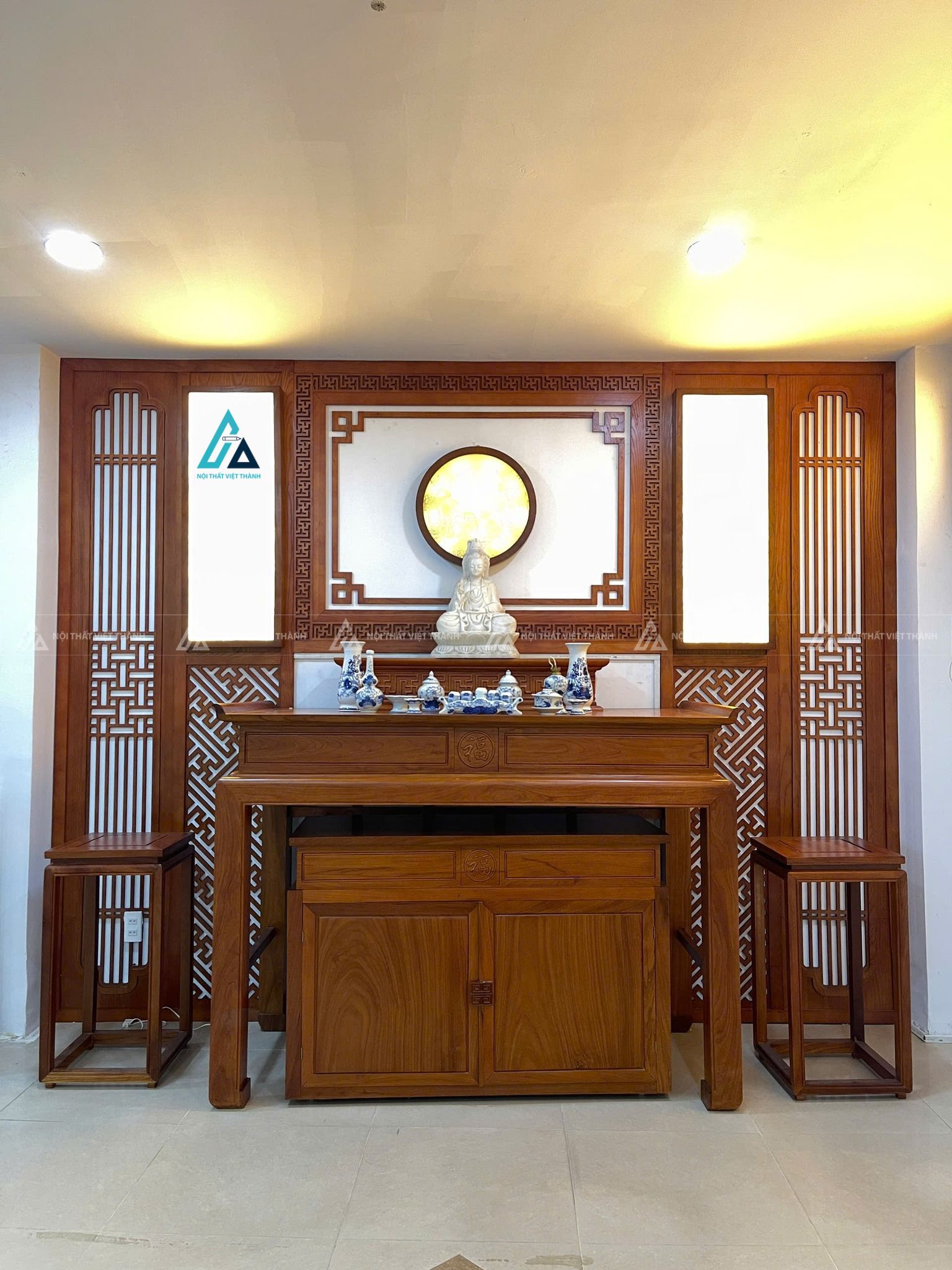 Mẫu thiết kế bàn thờ đứng gỗ nâu 3 tầng có vách sau trang trí