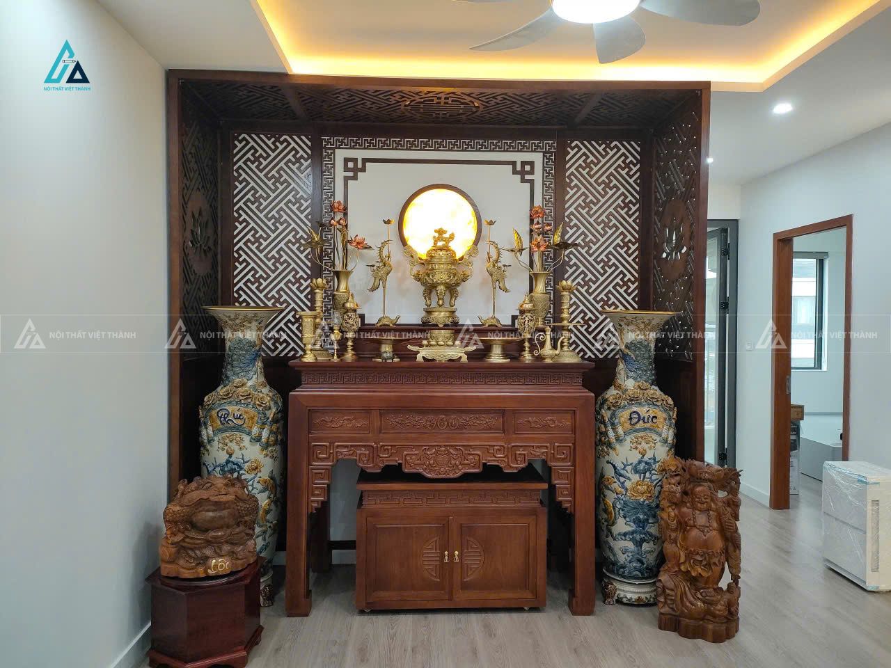 Mẫu thiết kế bàn thờ gỗ có vách che CNC với bàn thờ 3 tầng