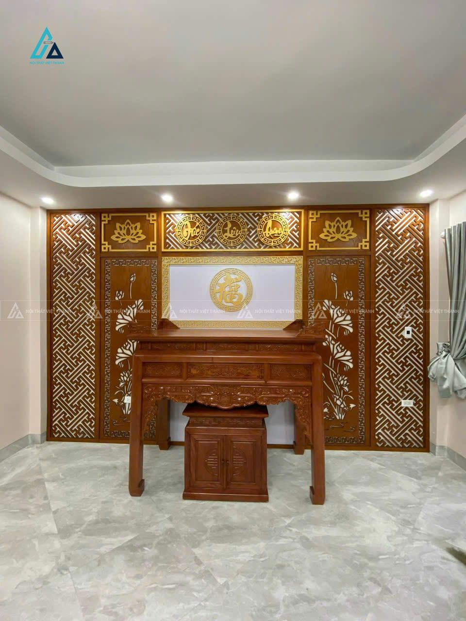 Mẫu thiết kế bàn thờ gỗ nâu có vách sau hoa sen