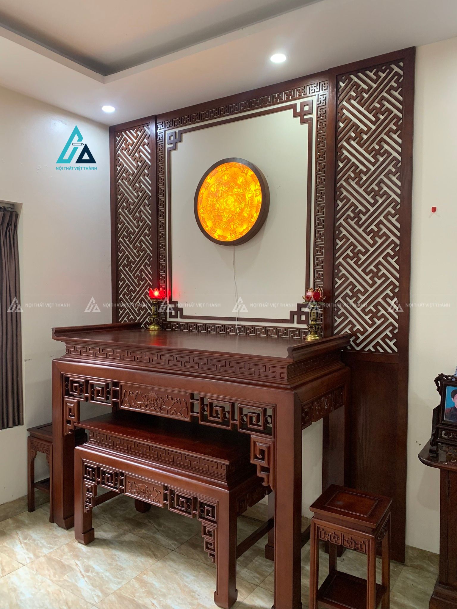 Mẫu thiết kế bàn thờ gỗ nâu trầm có đèn led với bàn thờ 2 tầng
