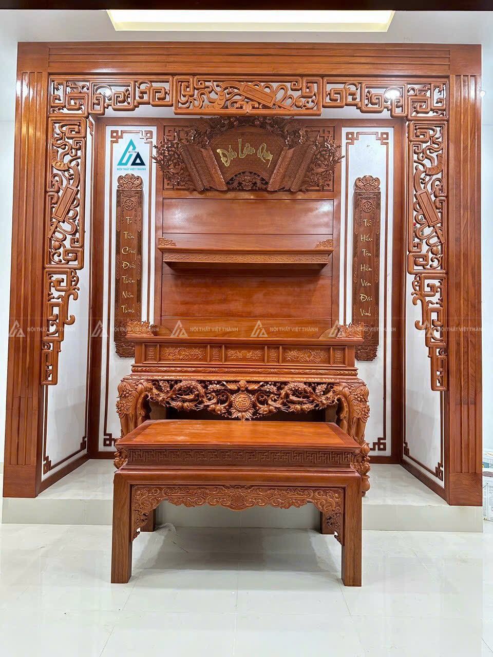 Mẫu thiết kế bàn thờ gỗ nâu bàn thờ hoạ tiết rồng phượng có vách che kịch trần