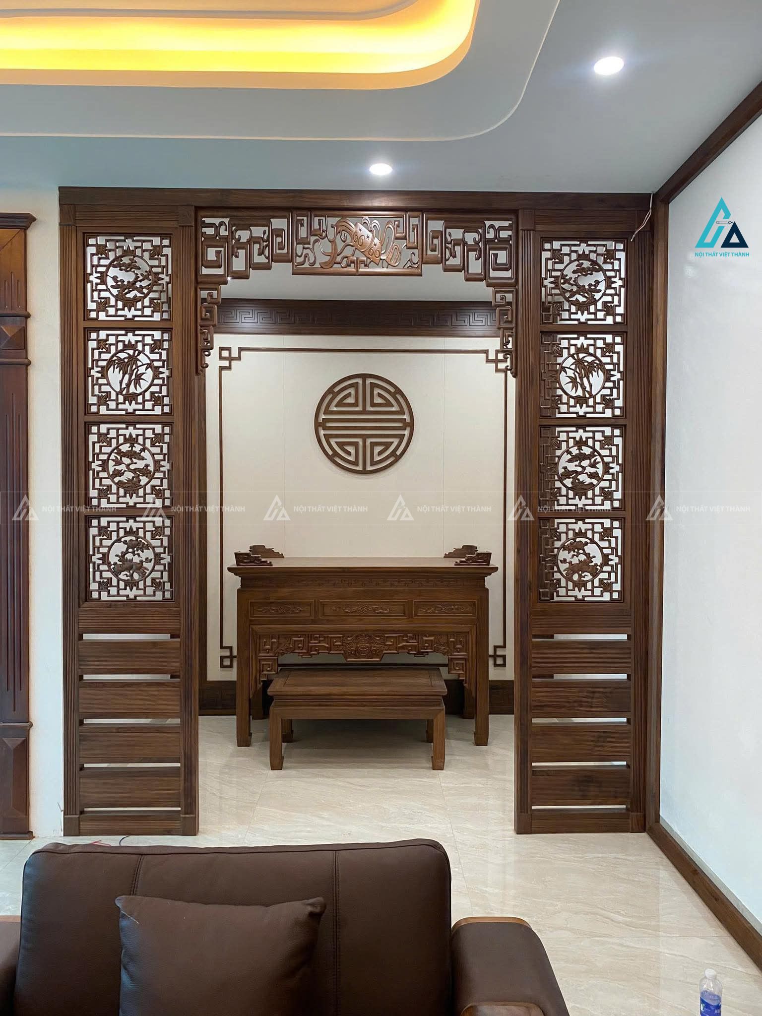 Mẫu thiết kế bàn thờ gỗ nâu có vách che kịch trần