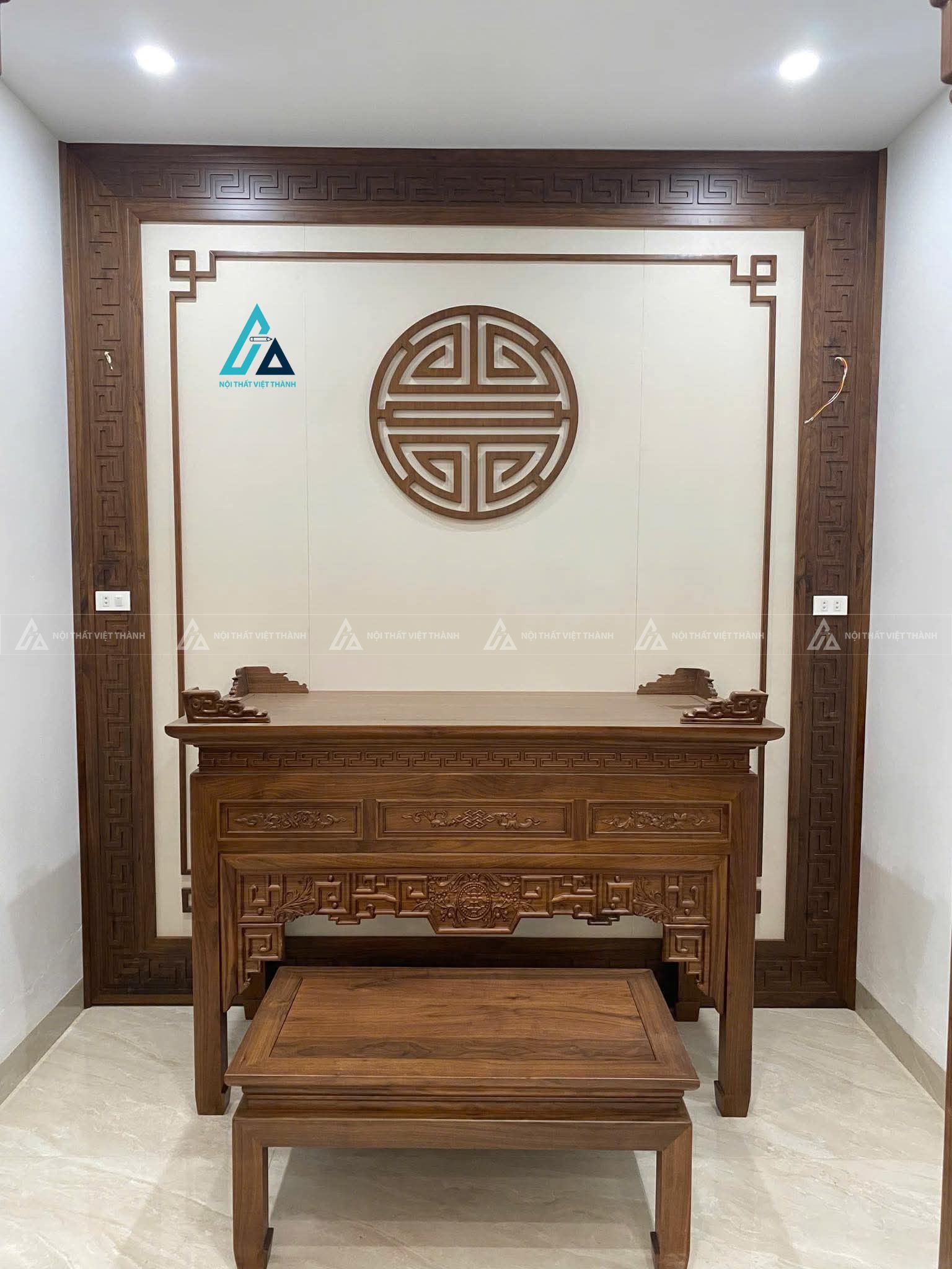 Mẫu thiết kế bàn thờ gỗ nâu 2 tầng có vách sau