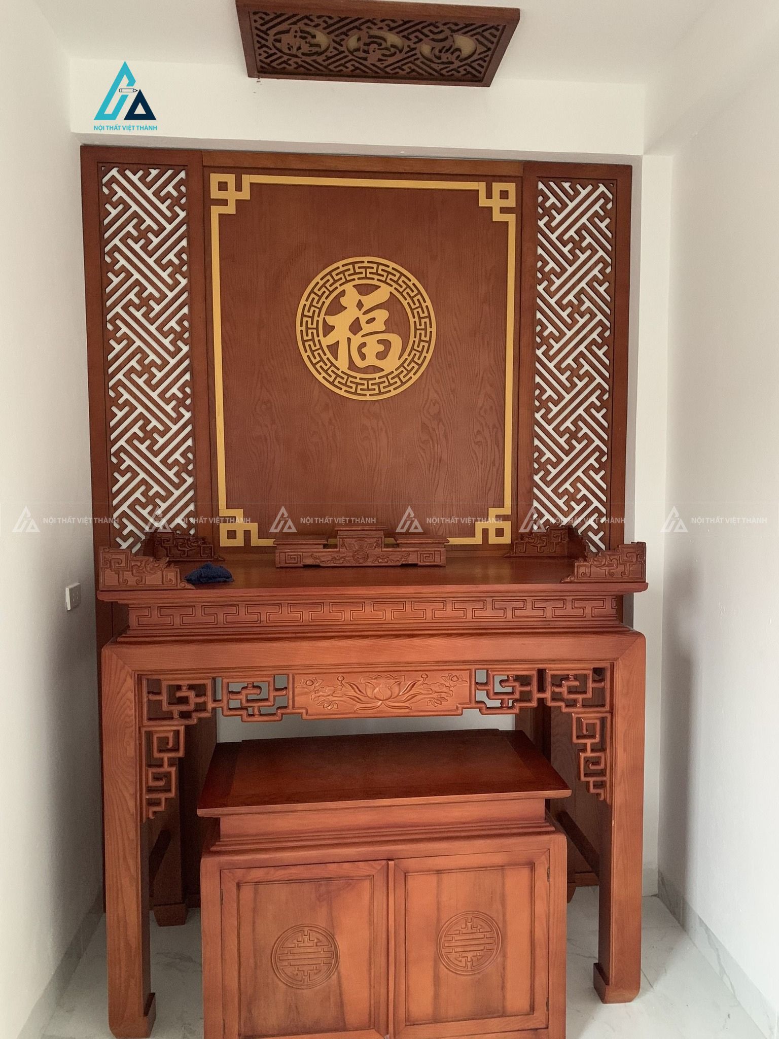 Mẫu thiết kế bàn thờ gỗ cao có vách che CNC