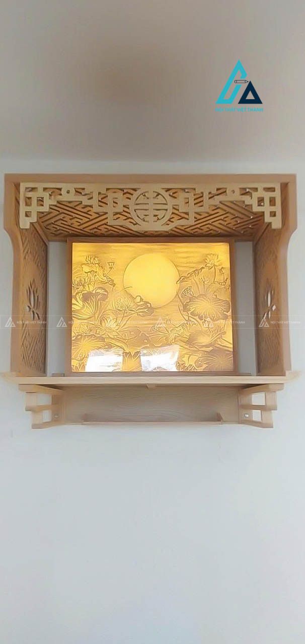 Mẫu thiết kế bàn thờ treo tường gỗ vàng có vách và mái che hoa sen
