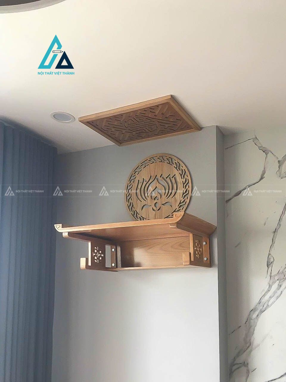 Mẫu thiết kế bàn thờ treo tường gỗ nâu vàng hoạ tiết hoa sen