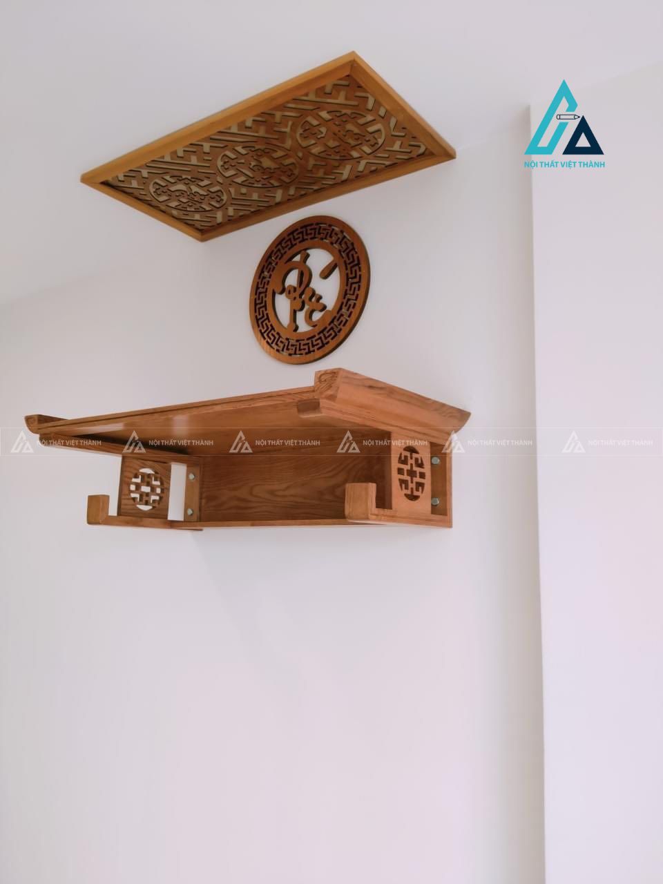 Mẫu thiết kế bàn thờ treo tường gỗ nâu có mái che hoạ tiết