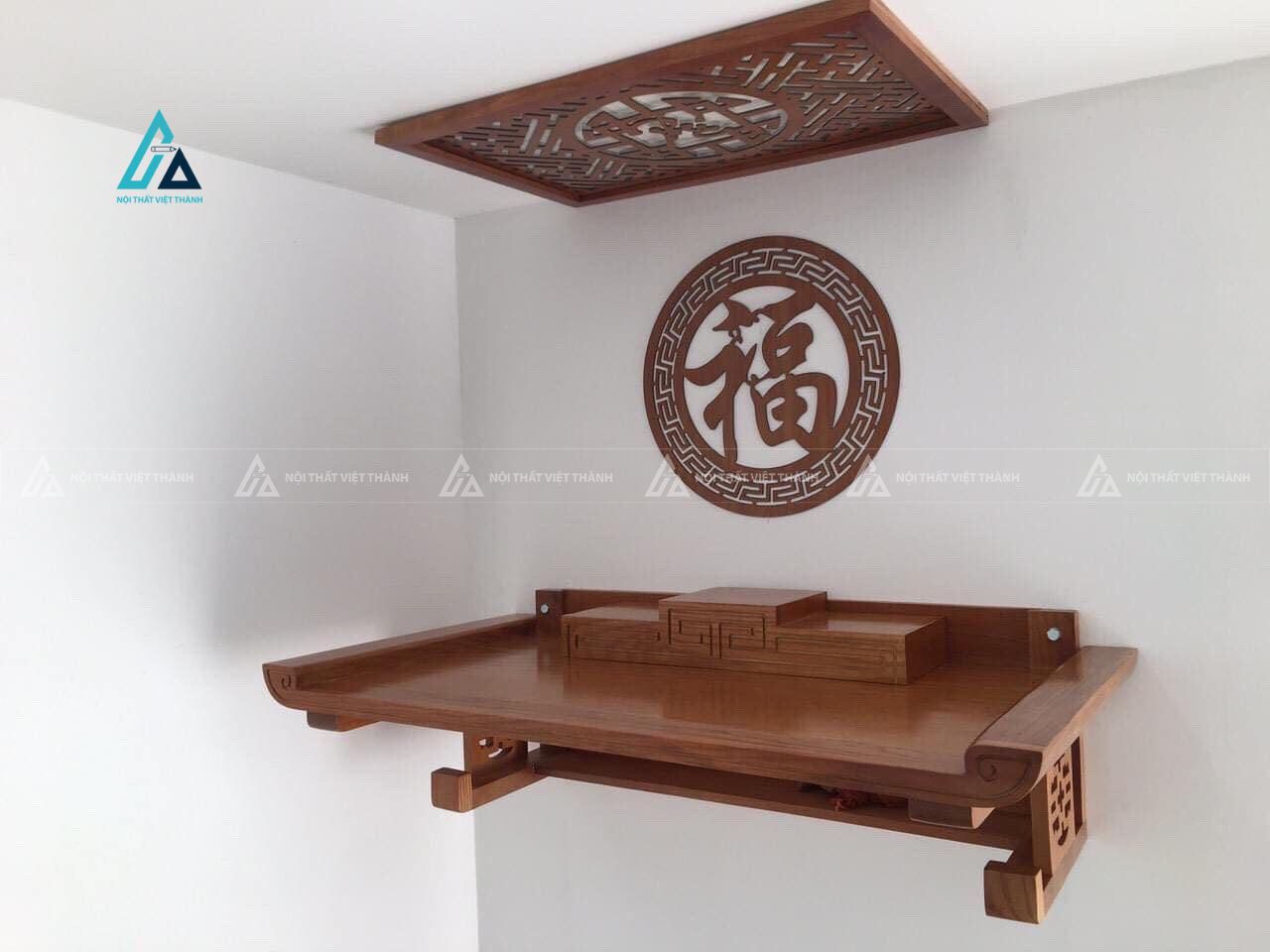 Mẫu thiết kế bàn thờ treo tường gỗ nâu có mái che hoạ tiét