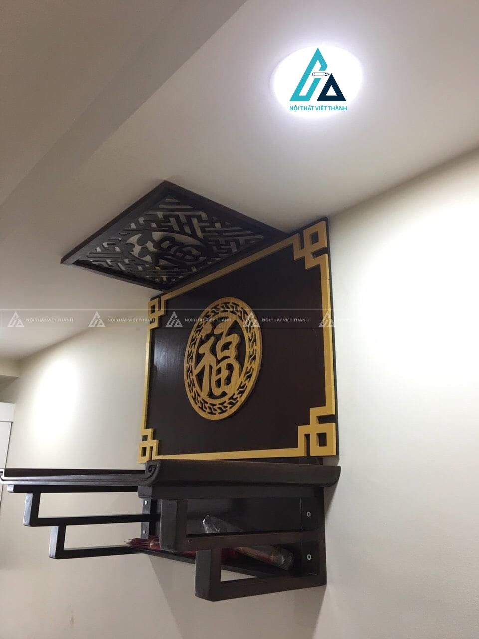 Mẫu thiết kế bàn thờ treo tường gỗ đen có vách sau và mái che