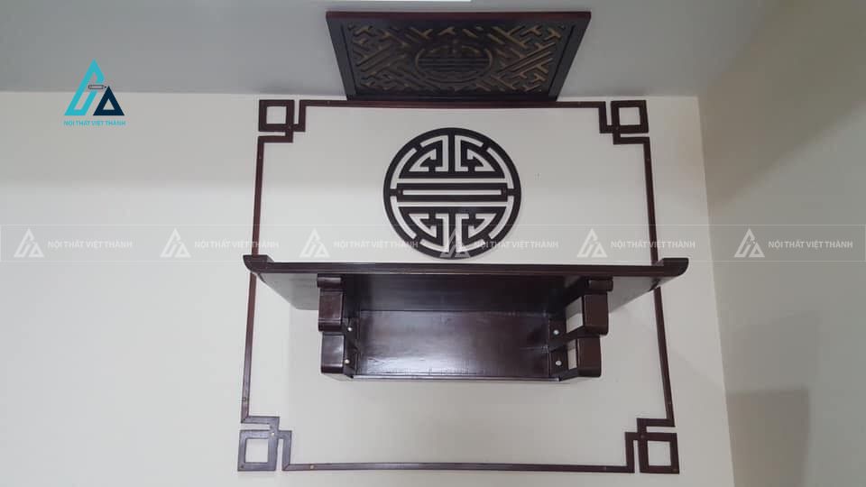 Mẫu thiết kế bàn thờ treo tường gỗ nâu trầm có vách sau và mái che trang trí