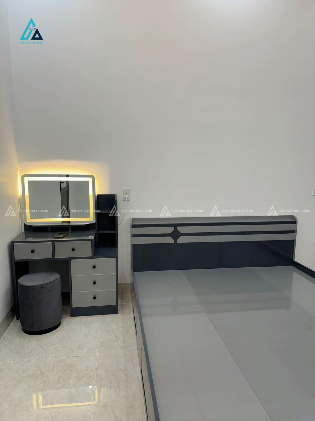 Mẫu thiết kế bàn trang điểm xám đen có đèn led