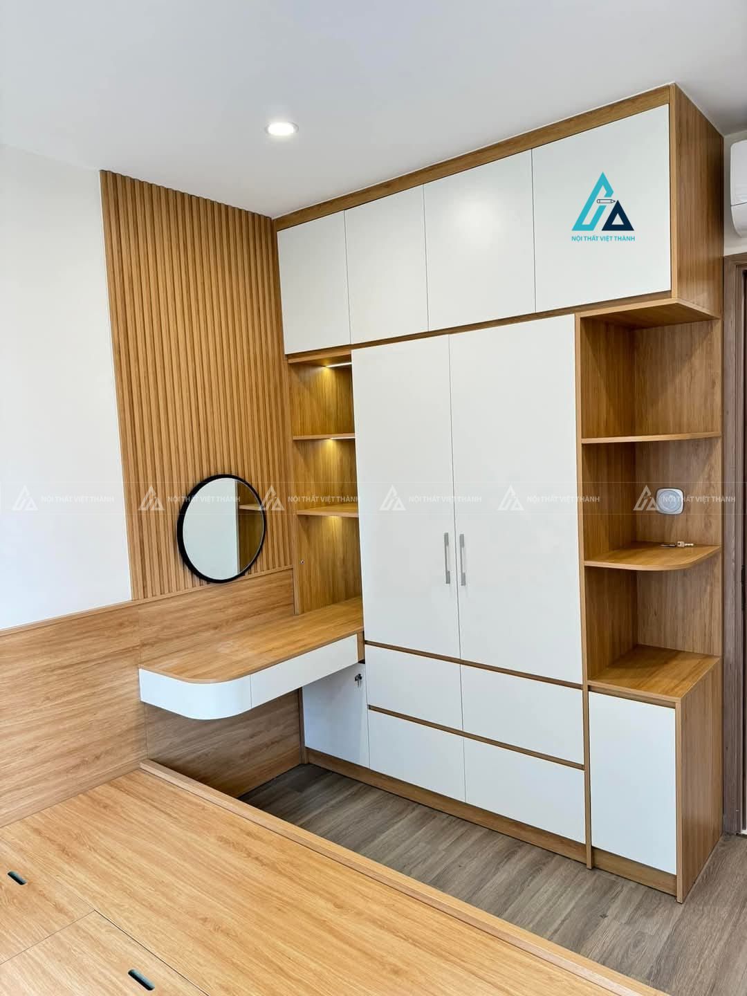 Mẫu thiết kế bàn trang điểm vân gỗ vàng trắng gắn với tủ quần áo