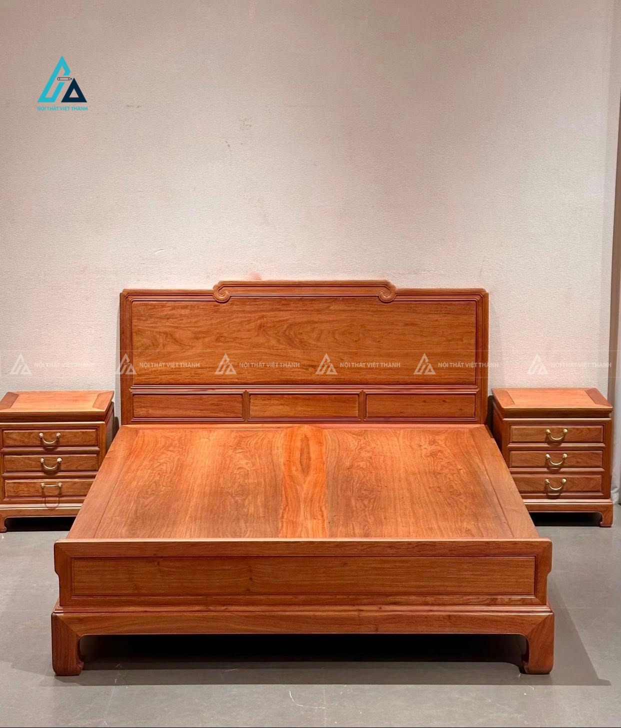 Mẫu thiết kế combo phòng ngủ gỗ tự nhiên nâu đỏ có tab đầu giường