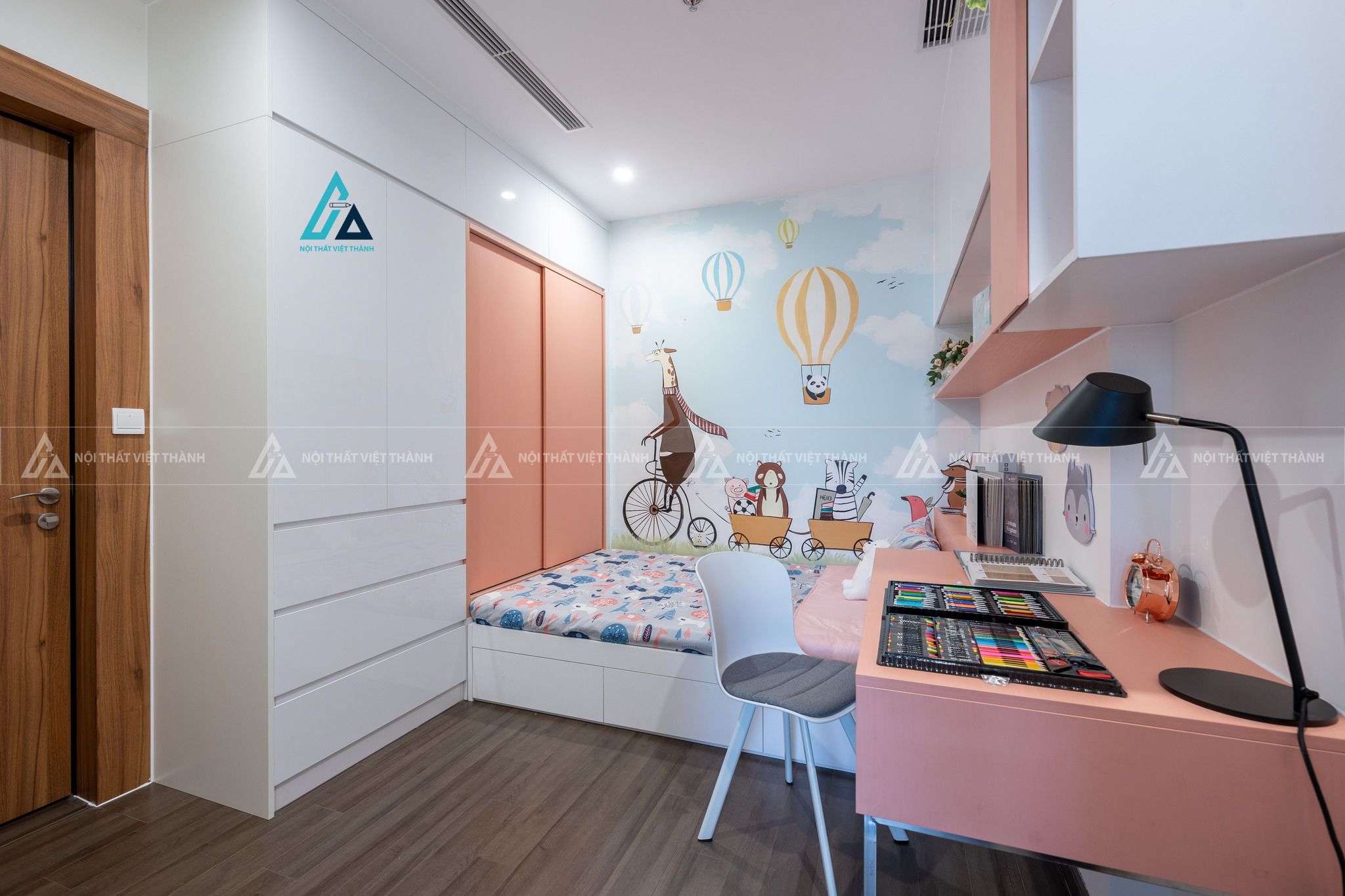 Mẫu thiết kế combo phòng ngủ trẻ em hồng trắng với hệ tủ kịch trần