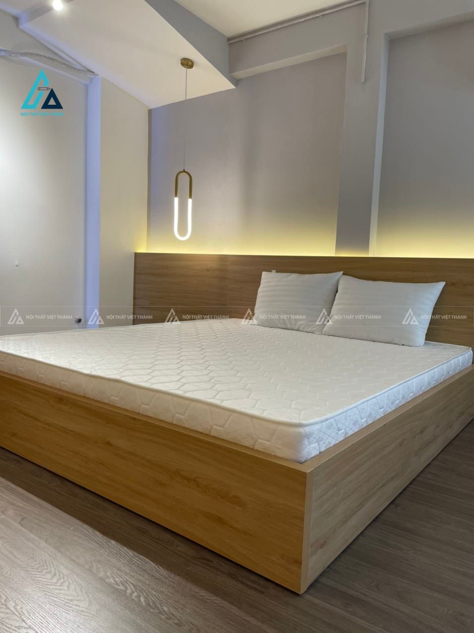 Mẫu thiết kế giường ngủ gỗ công nghiệp vàng tối giản