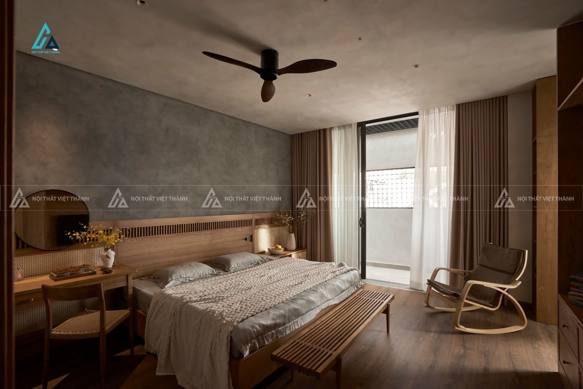 Mẫu thiết kế giường ngủ gỗ nâu đầu giường hoạ tiết sọc tối giản