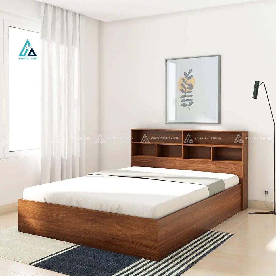 Mẫu thiết kế giường ngủ gỗ công nghiệp nâu kèm kệ trang trí trên đầu giường