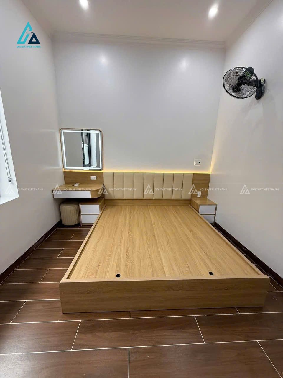 Mẫu thiết kế giường ngủ gỗ công nghiệp vàng có đệm đầu giường