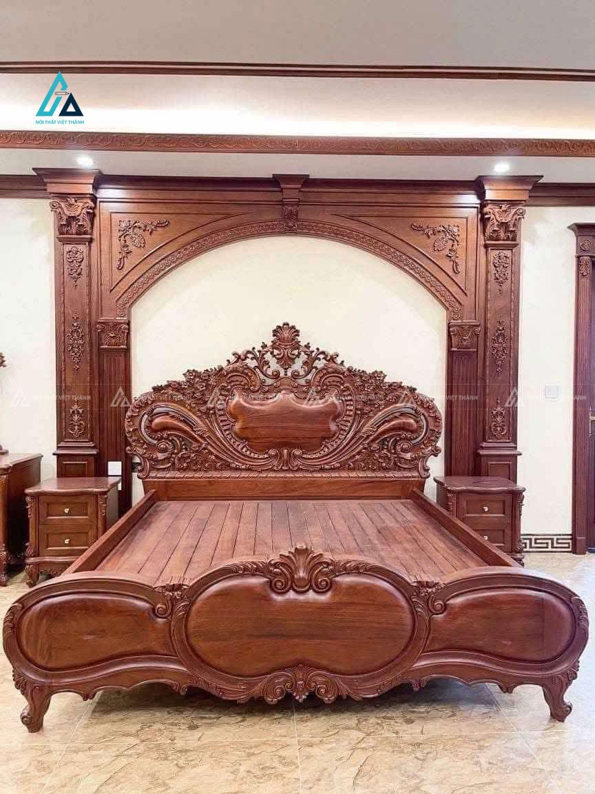 Mẫu thiết kế giường ngủ gỗ tự nhiên nâu đỏ cổ điển