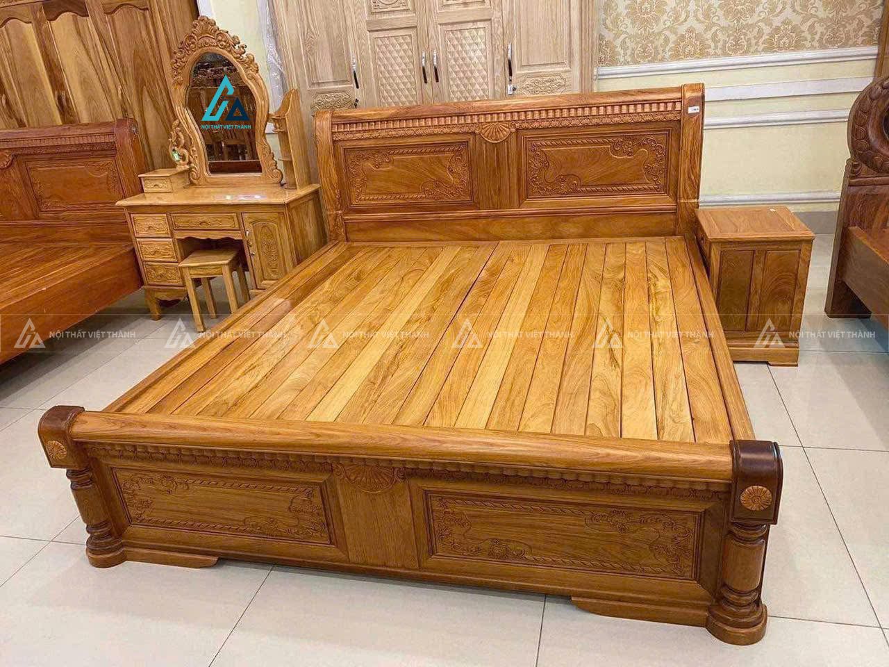 Mẫu thiết kế giường ngủ gỗ tự nhiên vàng hoạ tiết tỉ mỉ