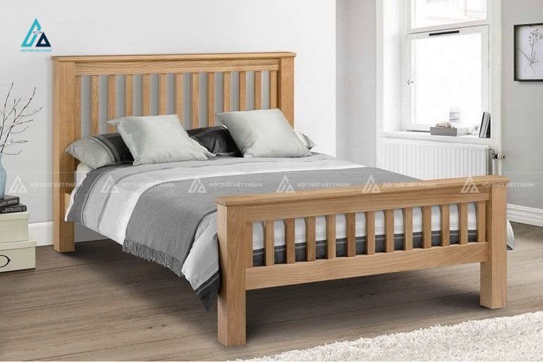 Mẫu thiết kế giường ngủ gỗ tự nhiên nâu vàng sọc dọc