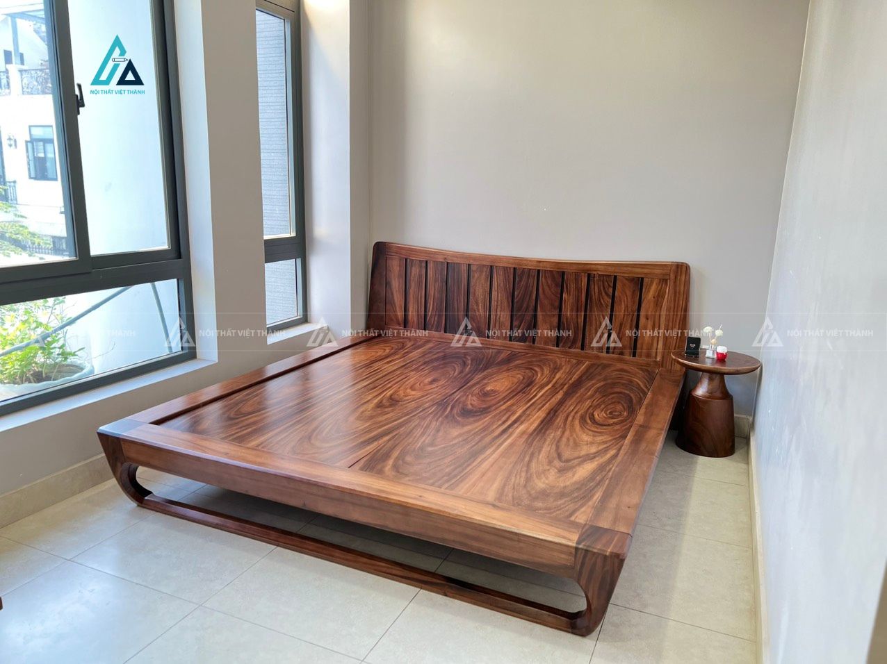 Mẫu thiết kế giường ngủ gỗ tự nhiên nâu đỏ tối giản
