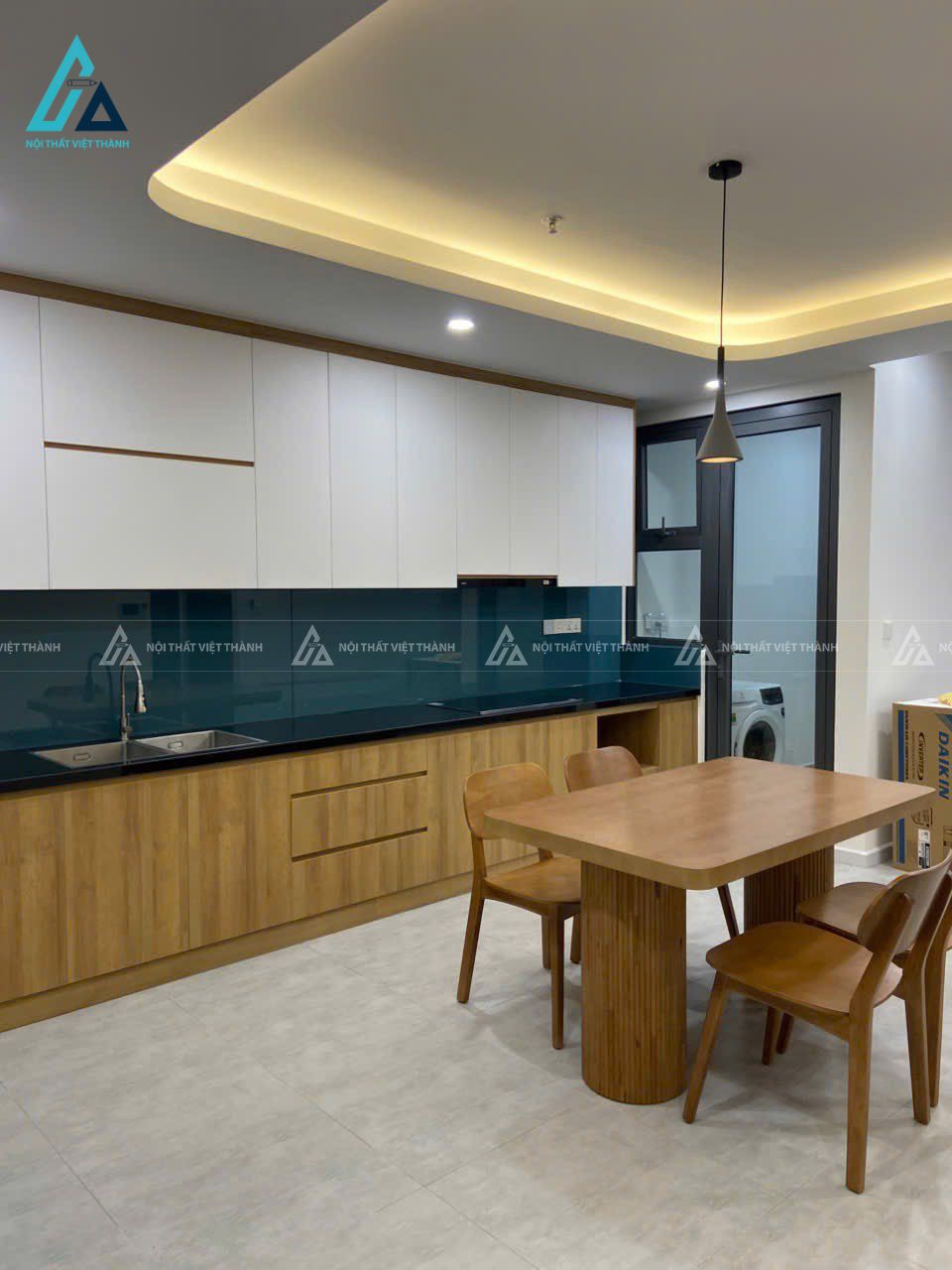 Mẫu thiết kế nội thất căn hộ chung cư với nhà bếp gỗ công nghiệp trắng vàng gọn gàng