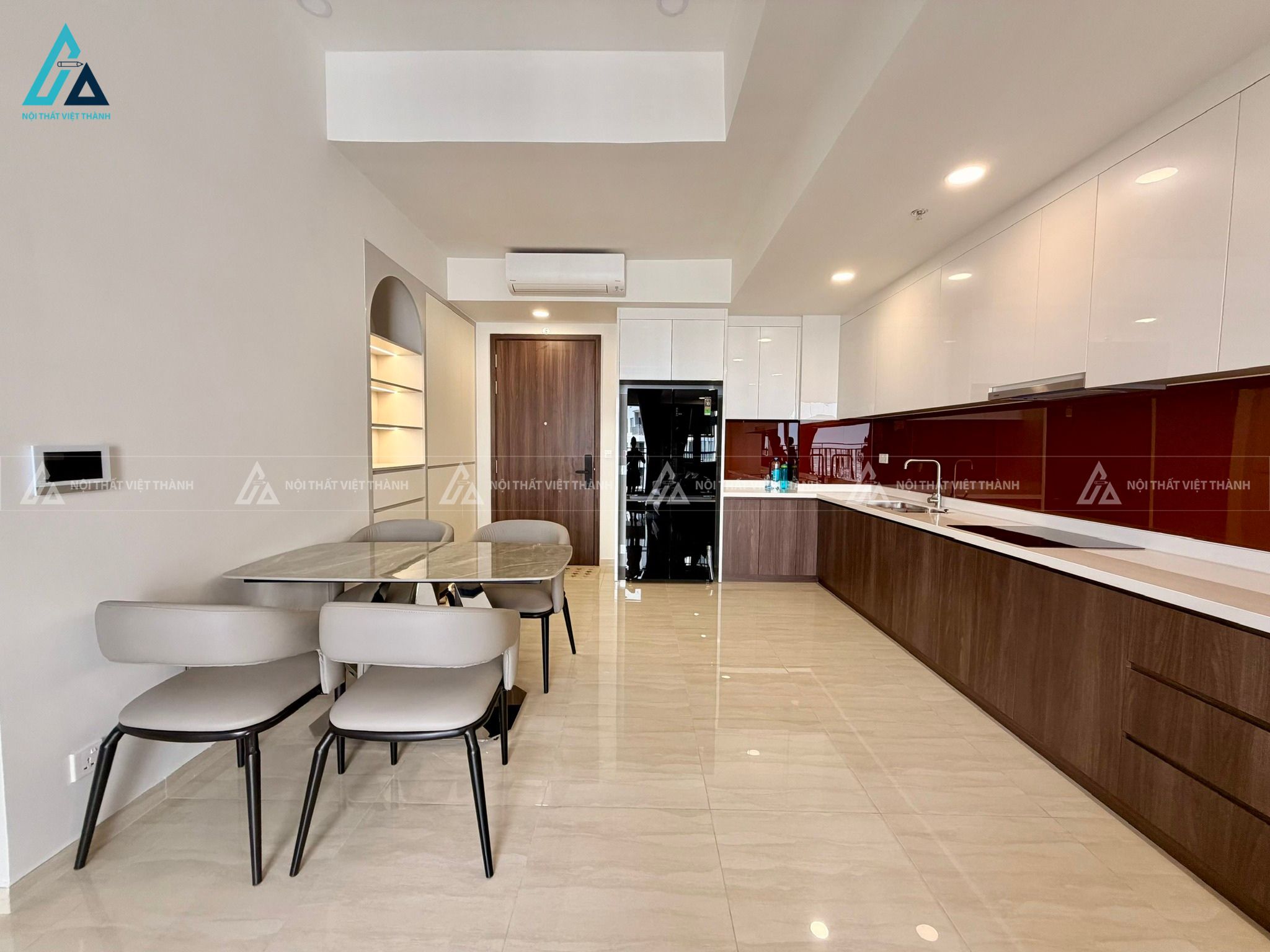 Mẫu thiết kế nội thất căn hộ chung cư màu nâu trắng đỏ nổi bật