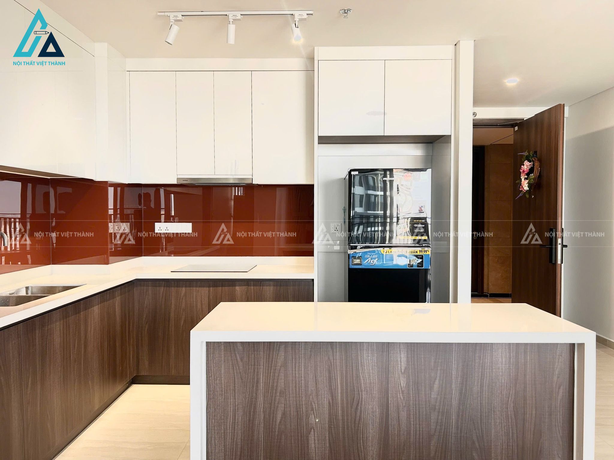 Mẫu thiết kế nội thất căn hộ chung cư trắng đỏ nâu hài hoà