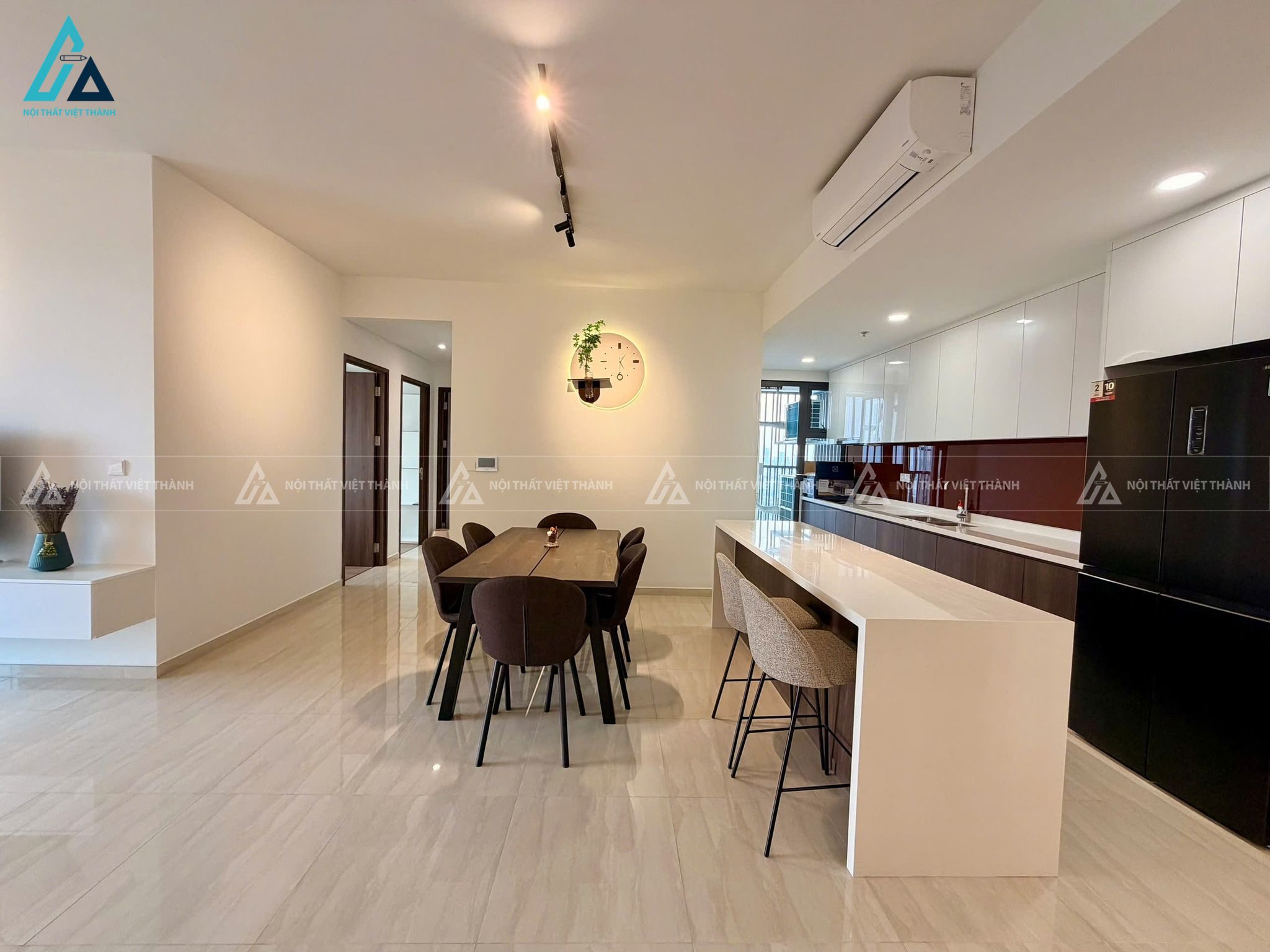 Mẫu thiết kế nội thất căn hộ chung cư hài hoà giữa màu trắng và nâu 