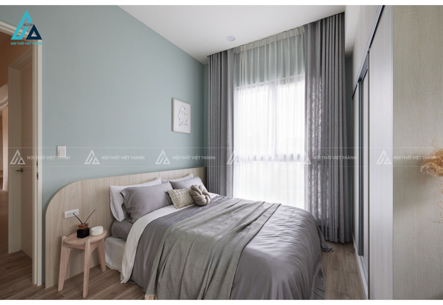 Phòng ngủ hiện đại với vách tường màu xanh mint nhạt